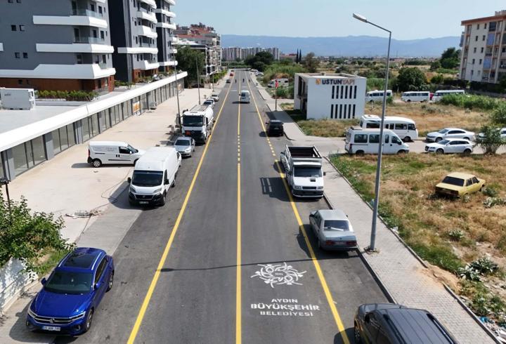 Efeler'de yenilenen 3. Cadde, tekrar trafiğe açıldı