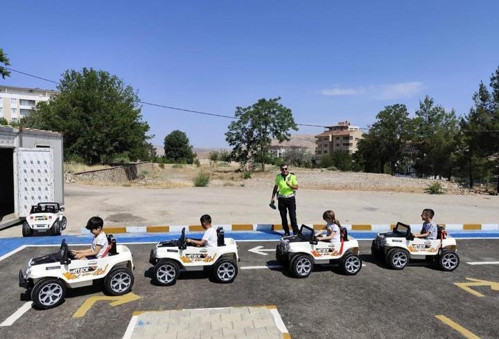 Batman'da anaokulu öğrencilerine trafik eğitimi verildi