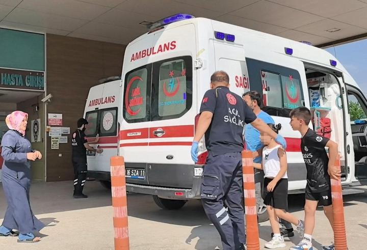 Kumbarasını açmak istediği bıçak elinden kayınca dilinden yaralandı