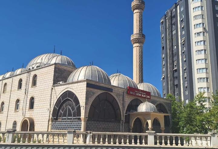 Tarsus'ta Hasarlı Caminin Elektrik Kabloları Çalındı