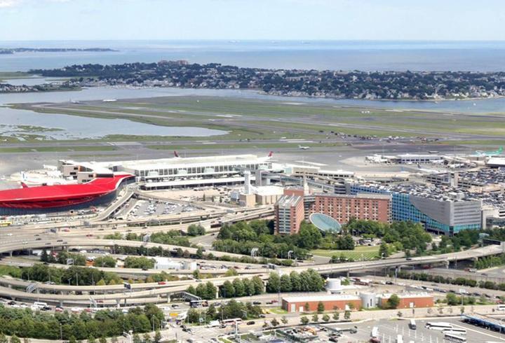 Boston'a inen uçak pistin dışına çıktı