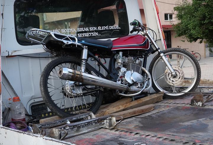 Polisi görünce motosikleti bırakıp kaçtı