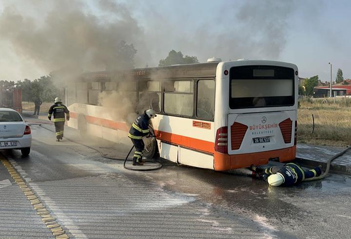 Körüğü patlayan belediye otobüsü alev aldı