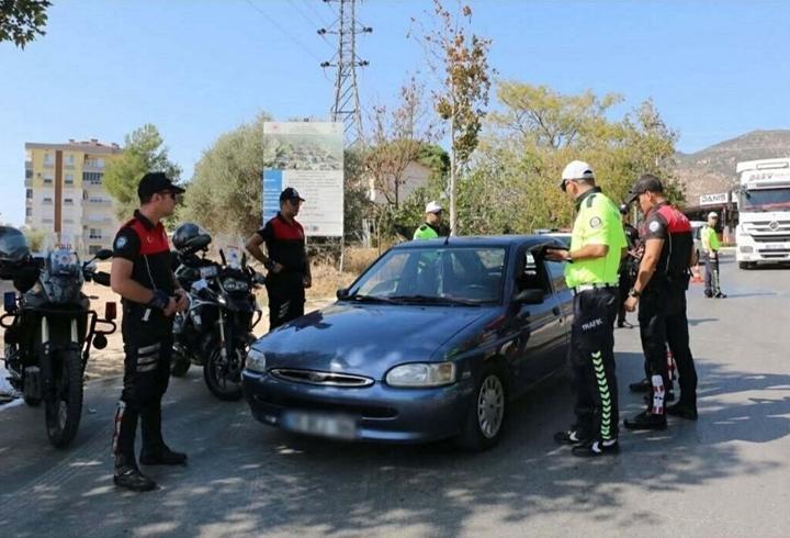 İzmir'de çeşitli suçlardan aranan 496 kişi yakalandı