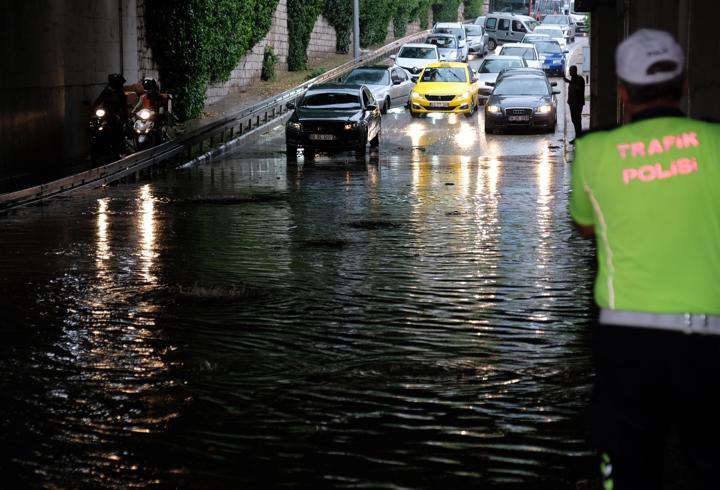 Konya'da sağanak; cadde, sokak ve altgeçitler suyla doldu
