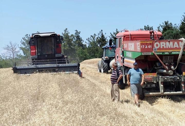 Gelibolu'da biçerdöverle hububat hasadı arazöz refakatinde yapıldı