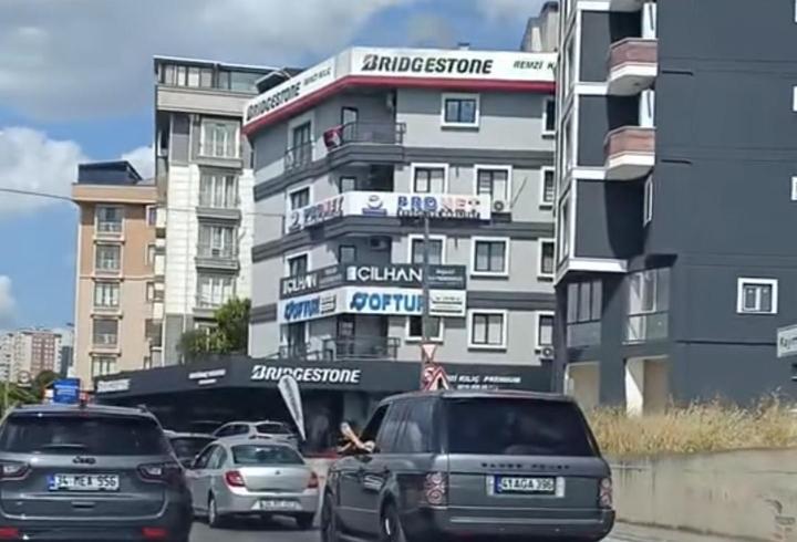 İstanbul-Maltepe'de ayağını camdan çıkarıp uzun süre cip kullandı