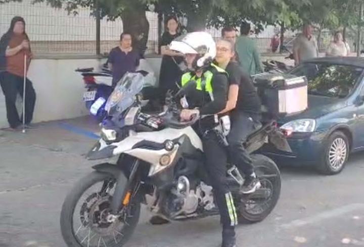 Çanakkale'de sınava geç kalan öğrencileri polisler yetiştirdi