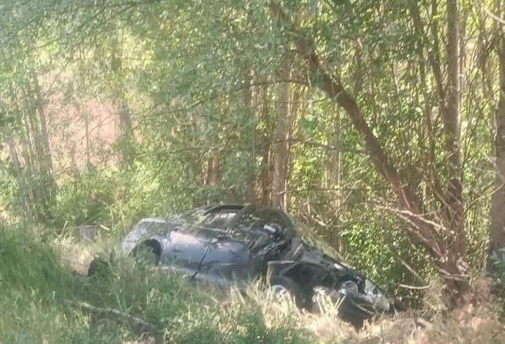 Otomobil, ters yönde park eden araca çarptı: 4 yaralı