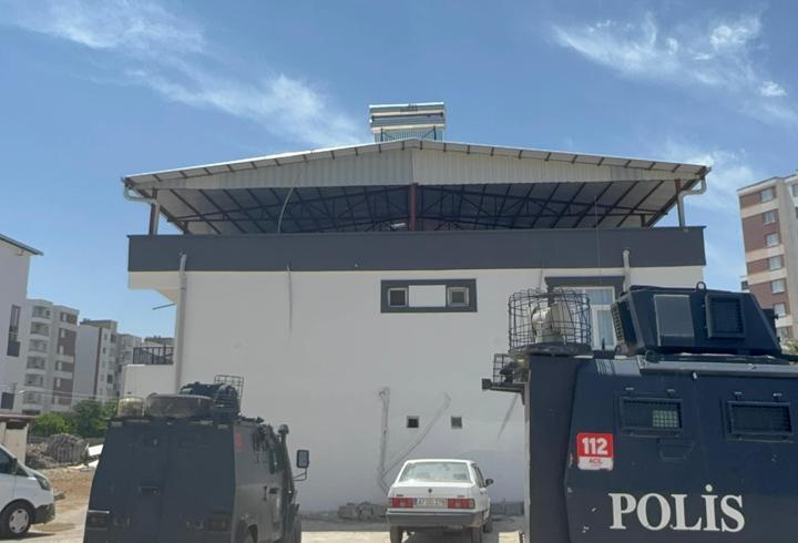 Tartıştığı babasını, başına çekiçle vurarak ağır yaraladı