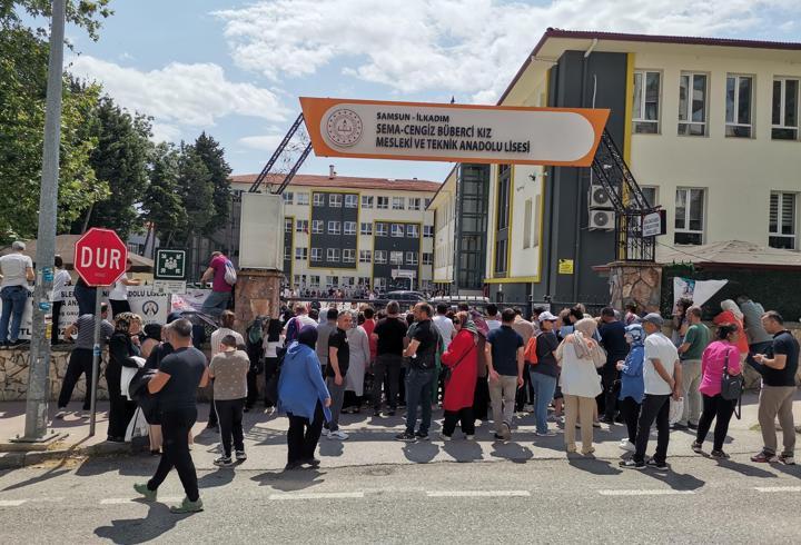Samsun’da LGS heyecanı; çocuklar sınavda, aileler de dışarıda terledi