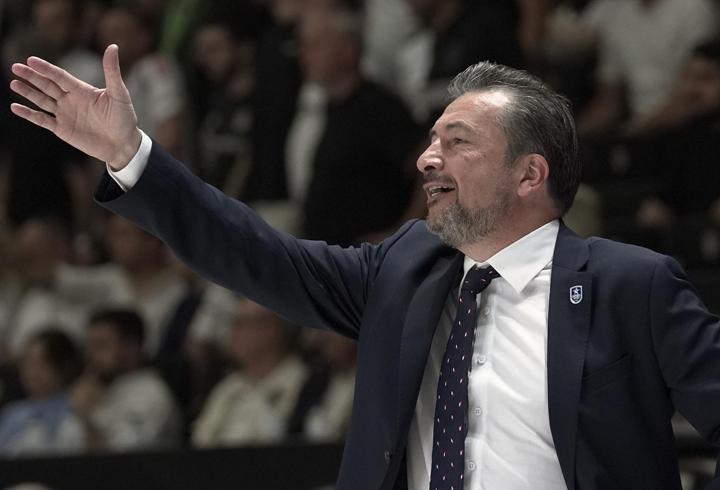 Anadolu Efes'te Luca Banchi ile yollar ayrıldı