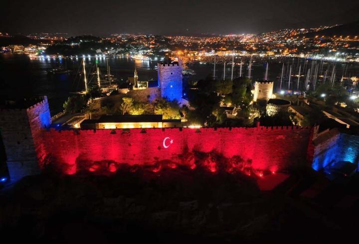 Bodrum Kalesi jandarma renkleriyle aydınlandı