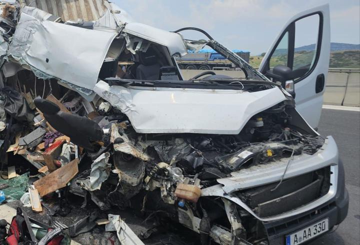 Karavan, otoyolda kamyona çarptı; 1 ölü, 1 yaralı