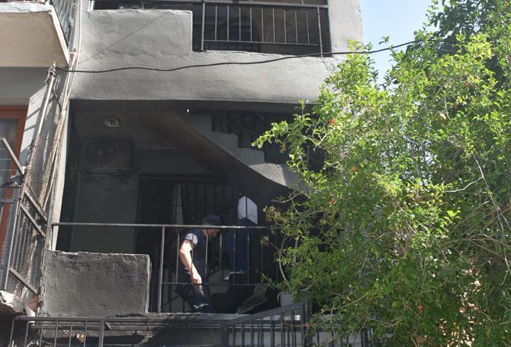 İzmir'de 3 katlı binada yangın paniği; Defne'yi mahalleli kurtardı