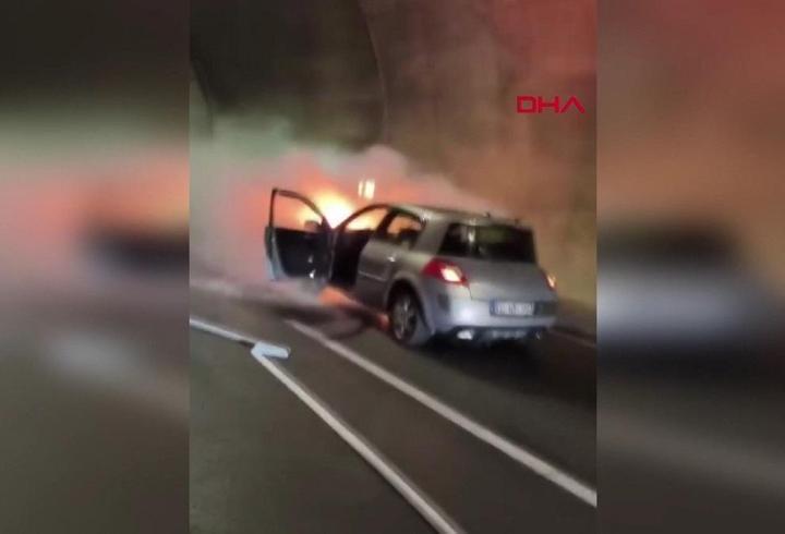 Antalya'da alev alan otomobil paniğe neden oldu