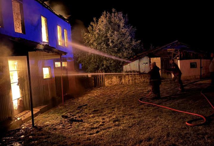 Karabük'te 2 katlı müstakil ev yandı