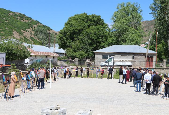 Karlıova’da, ortaokul öğrencilerden resim sergisi