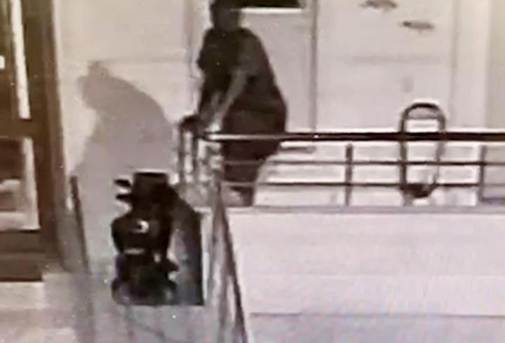 Hırsızlığa geldi, dengesini kaybedip düştü