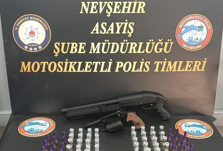 Nevşehir'de bir araçta ruhsatsız 2 silah ve fişek ele geçirildi