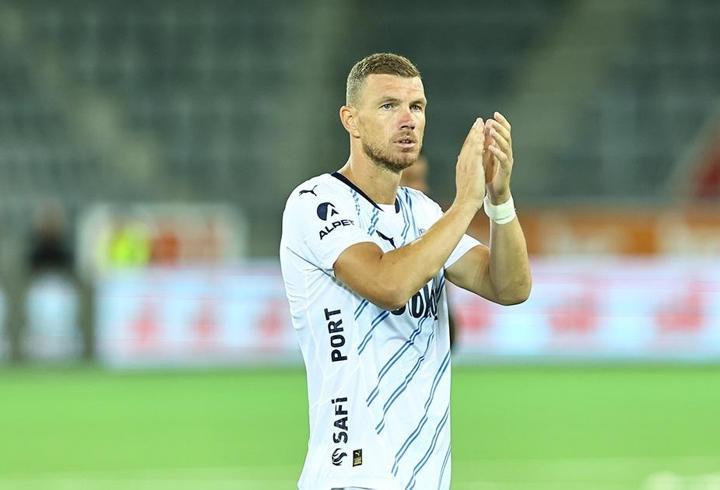 Edin Dzeko, imzayı atıyor