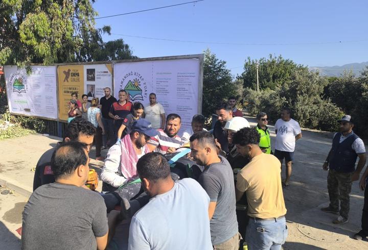 Hafif ticari araç ile otomobil çarpıştı: 4 yaralı