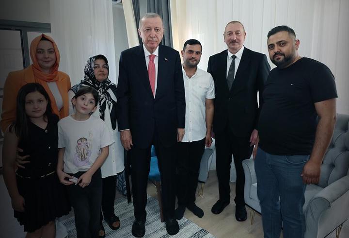 Erdoğan ve Aliyev'den depremzede aileye sürpriz ziyaret