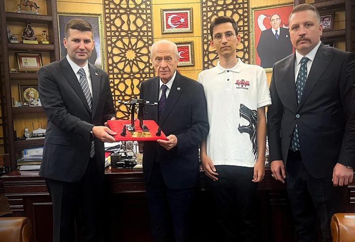 "TÜRKHAN" İHA Prototipi Devlet Bahçeli'ye takdim edildi