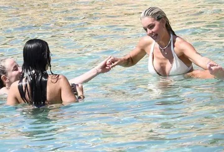 Survivor Aycan Yanaç, Çeşme’de Tatilde Suda Jimnastik Yaptı