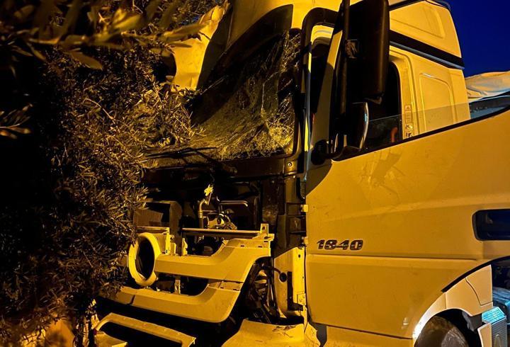 Kontrolden çıkan TIR, park halindeki araçlara çarptı