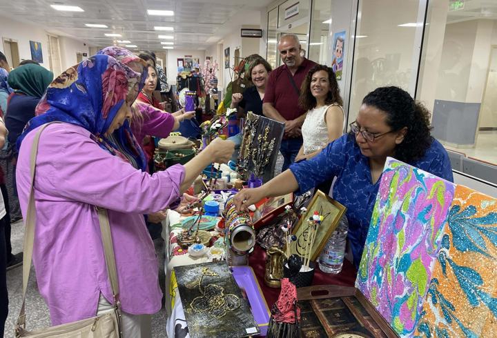 Manisa'da hastane koridorunda el sanatları kermesi açıldı
