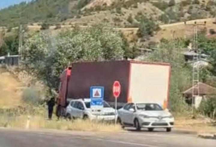 TIR yayalara çarptı: 1 ölü, 1 yaralı