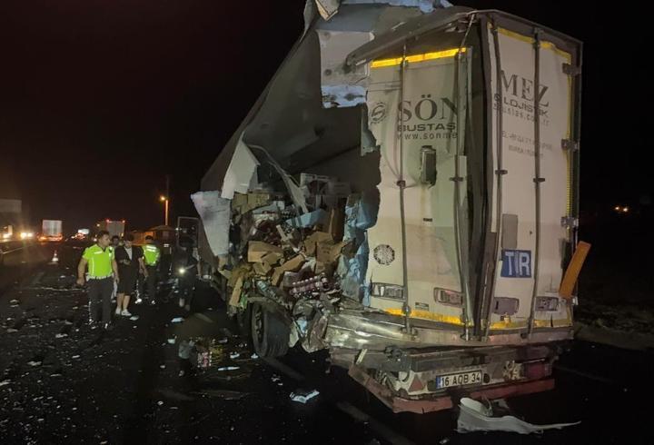 Sakarya'da yolcu otobüsü tıra çarptı: 12 yaralı