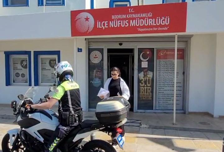 Bodrum'da kimliğini unutan öğrenciyi sınava trafik polisi yetiştirdi
