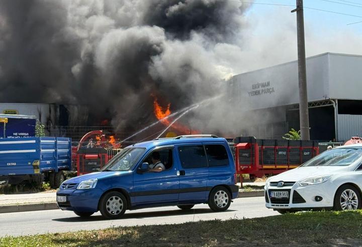 Sakarya'da traktör bayisinde yangın