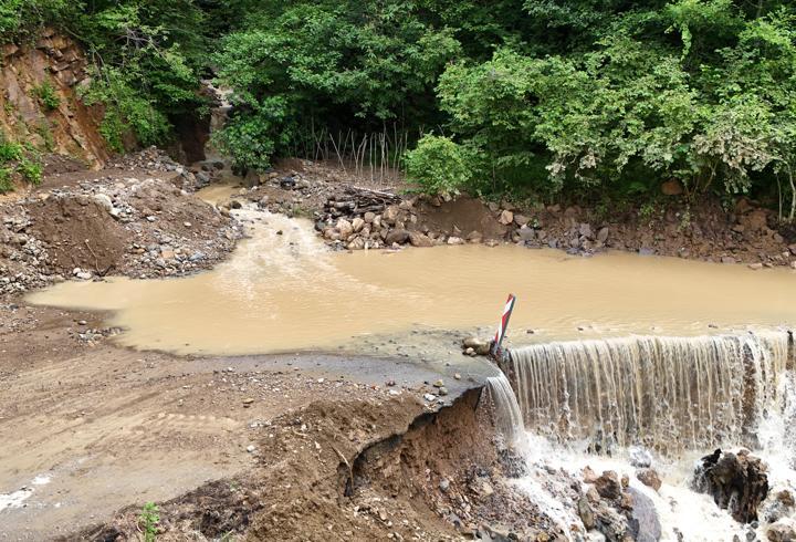Trabzon'da sağanak; 5 mahalle yolu ulaşıma kapandı
