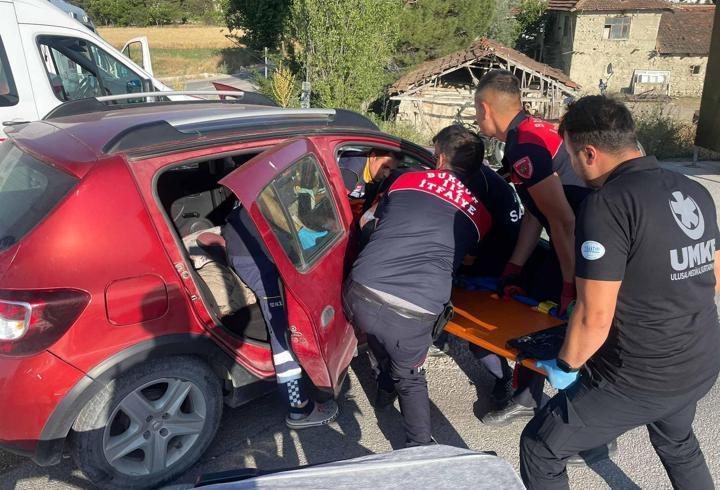 Otomobille hafif ticari araç çarpıştı: 4 yaralı