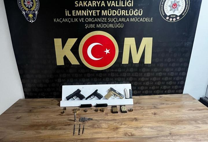 Sakarya'da silah kaçakçılığı operasyonunda 4 zanlı yakalandı