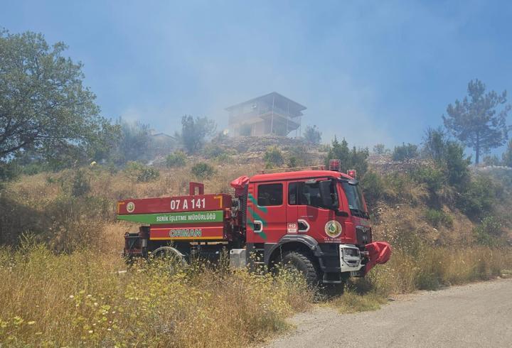 Serik’te tarım arazisinde çıkan yangın söndürüldü