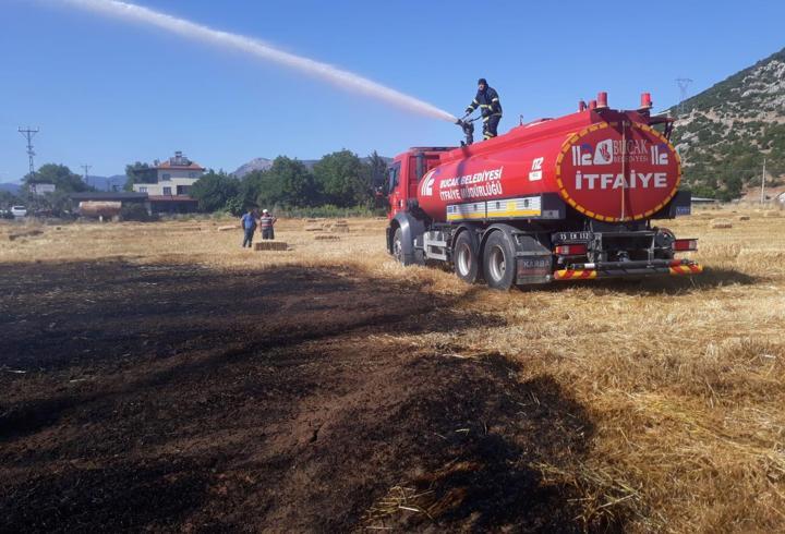Bucak'ta ekin tarlası yandı