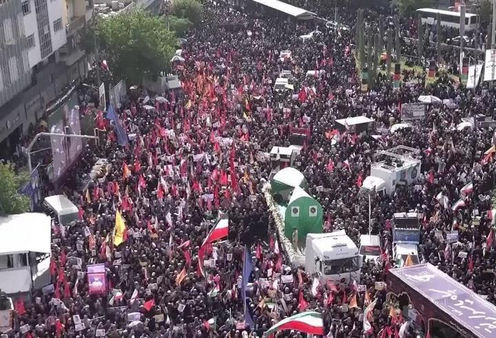 İran Tahran'da kayıplarını uğurladı