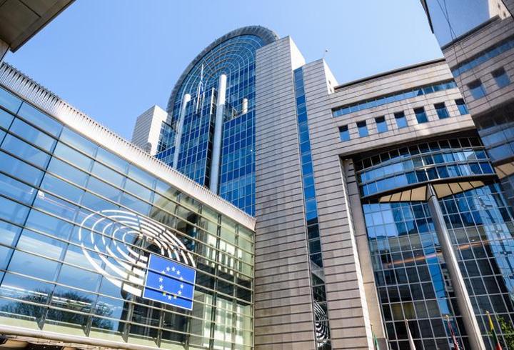 Avrupa Parlamentosu'nda ter döktüler: Sebebi siyasi değil! Espriler havada uçuştu…