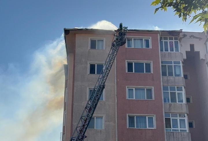 Tekirdağ'da dokuz katlı binanın çatısında çıkan yangın söndürüldü