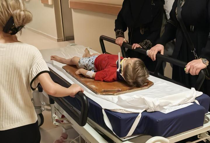 Balkondan düşen 3 yaşındaki çocuk ağır yaralandı