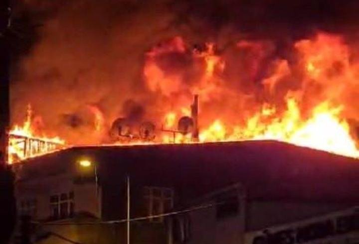 İstanbul - Gaziosmanpaşa’da 3 katlı binanın çatısı yandı