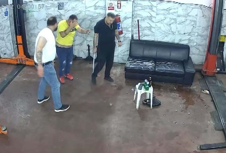 Oto tamircide levye ile dövüldü; o anlar kamerada