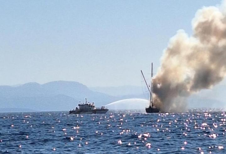 Bodrum'da yangın çıkan tekne sulara gömüldü