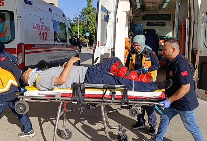 Bursa’da üzerine şeker çuvalları düşen işçinin bacağı kırıldı
