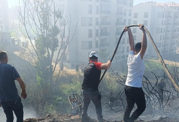 Gebze'de 3 dönümlük otluk yandı; depo olarak kullanılan ev de küle döndü 