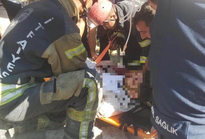 Aydınlatma direğine çarpan otomobil asılı kaldı